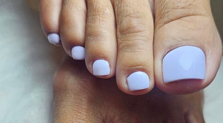 Elegante pedicura lila en Emerald Beauty'Studio, Willemstad, Curaçao, CW. Belleza y cuidado del pie.