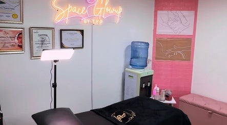 Sala de tratamiento en SpaceGlowup✨, Bogotá, con decoraciones artísticas y diplomas de certificación.