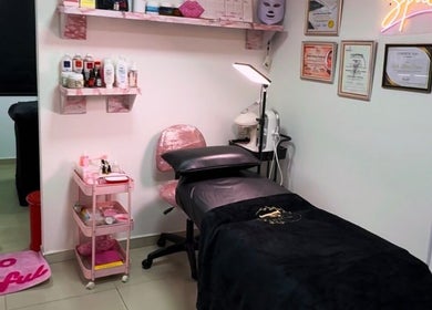 Interior moderno de SpaceGlowup✨ en Bogotá, Bogotá, CO, equipado para servicios de belleza y bienestar.