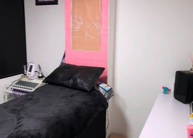 Habitación relajante en SpaceGlowup✨, Bogotá, Bogotá, CO, con cama y decoraciones modernas.
