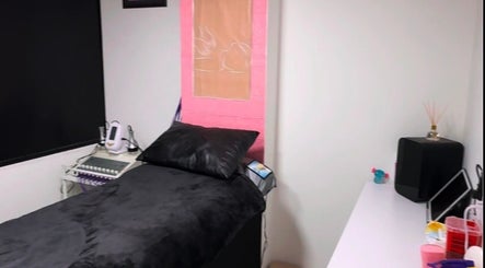 Habitación relajante en SpaceGlowup✨, Bogotá, Bogotá, CO, con cama y decoraciones modernas.