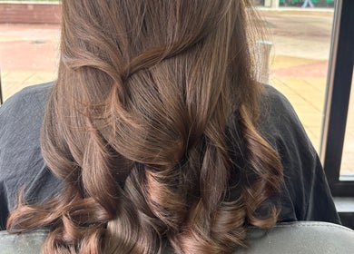 Beautiful curled hairstyle at Ericarichardsonhair, Hornchurch, England, GB, showcasing professional hair styling.
