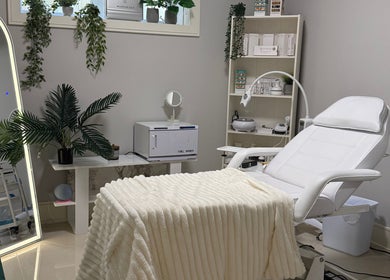 Relaxing treatment room at Serendipity Pro Inc, Richmond Hill, Ontario, CA with a comfy white chair and plants.
