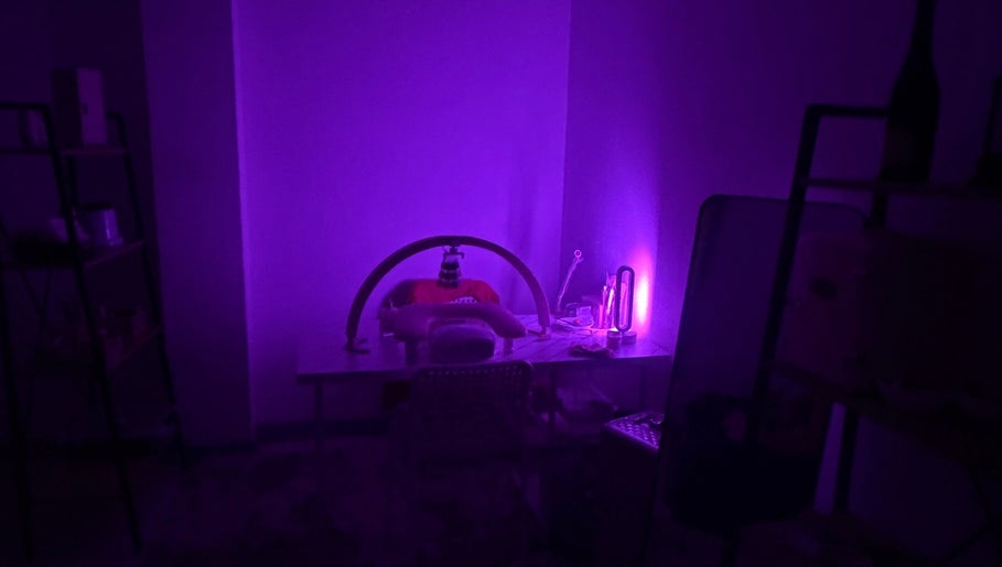 Intérieur de NailSheila à Saint-claude, Bourgogne-franche-comté, FR avec éclairage violet relaxant.