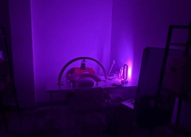 Intérieur de NailSheila à Saint-claude, Bourgogne-franche-comté, FR avec éclairage violet relaxant.