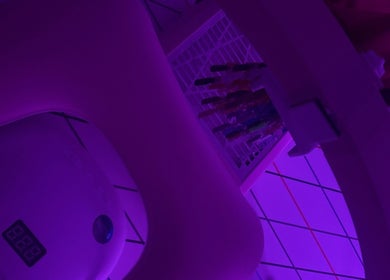 Lumières violettes captivantes au salon NailSheila à Saint-claude, Bourgogne-franche-comté, FR.