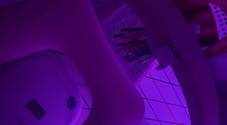 Lumières violettes captivantes au salon NailSheila à Saint-claude, Bourgogne-franche-comté, FR.