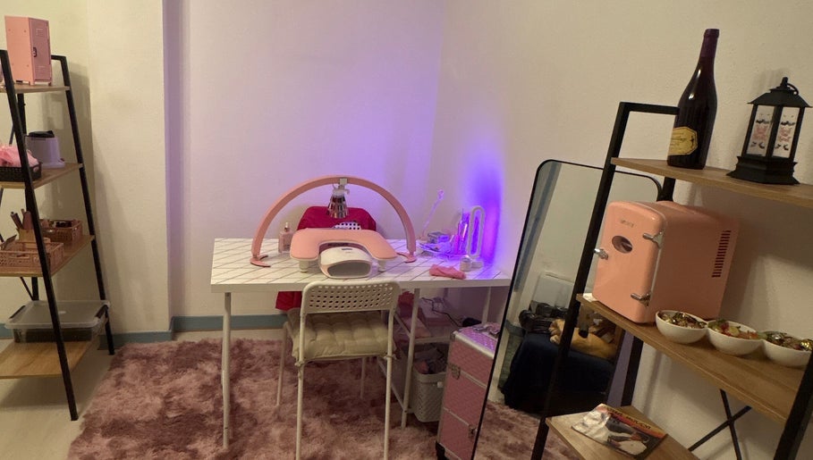 Espace de manucure moderne à NailSheila, Saint-claude, Bourgogne-franche-comté, FR, décoré de rose et blanc.