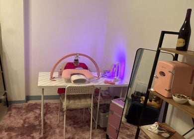 Espace de manucure moderne à NailSheila, Saint-claude, Bourgogne-franche-comté, FR, décoré de rose et blanc.