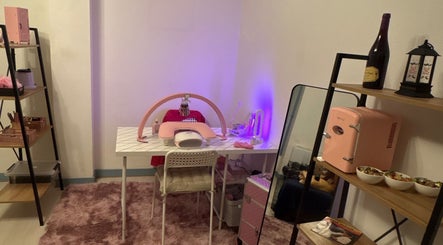 Espace de manucure moderne à NailSheila, Saint-claude, Bourgogne-franche-comté, FR, décoré de rose et blanc.