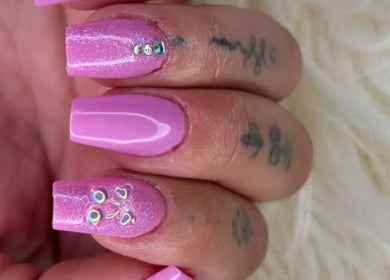 Manucure rose avec strass scintillant à NailSheila, Saint-claude, Bourgogne-franche-comté, FR.