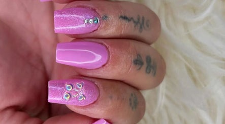 Manucure rose avec strass scintillant à NailSheila, Saint-claude, Bourgogne-franche-comté, FR.