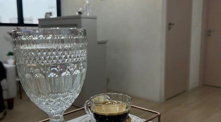 Copo de água e café expresso no Letícia Rodaluge, São Paulo, São Paulo, BR.