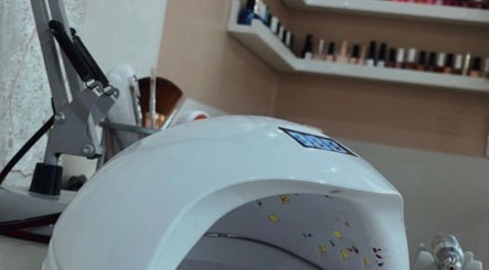 Equipamento de manicure em Letícia Rodaluge, São Paulo, São Paulo, BR, com cores de esmalte ao fundo.
