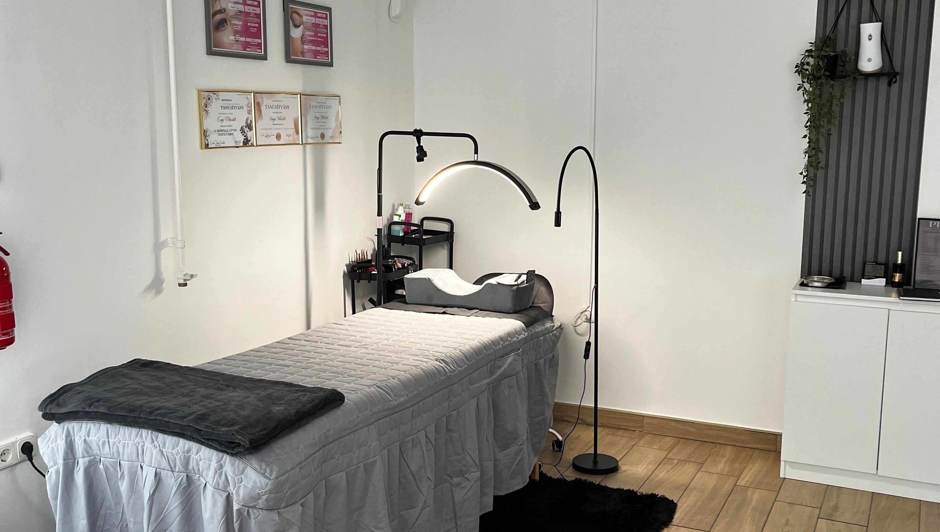 Noir Lashes by Niki szalonja Kiskunfélegyházán kényelmes kezelőággyal és elegáns dekorációval.