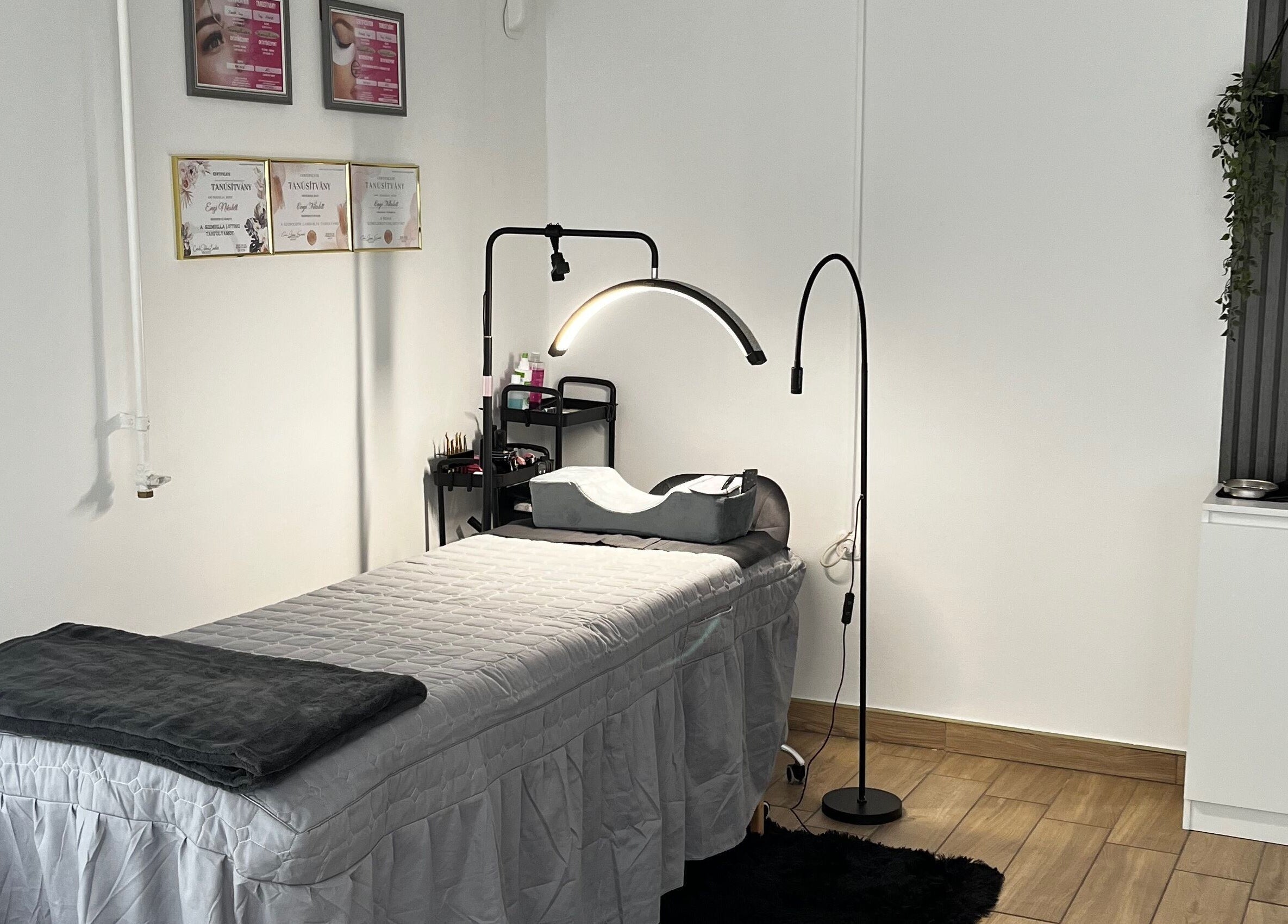 Noir Lashes by Niki szalonja Kiskunfélegyházán kényelmes kezelőággyal és elegáns dekorációval.