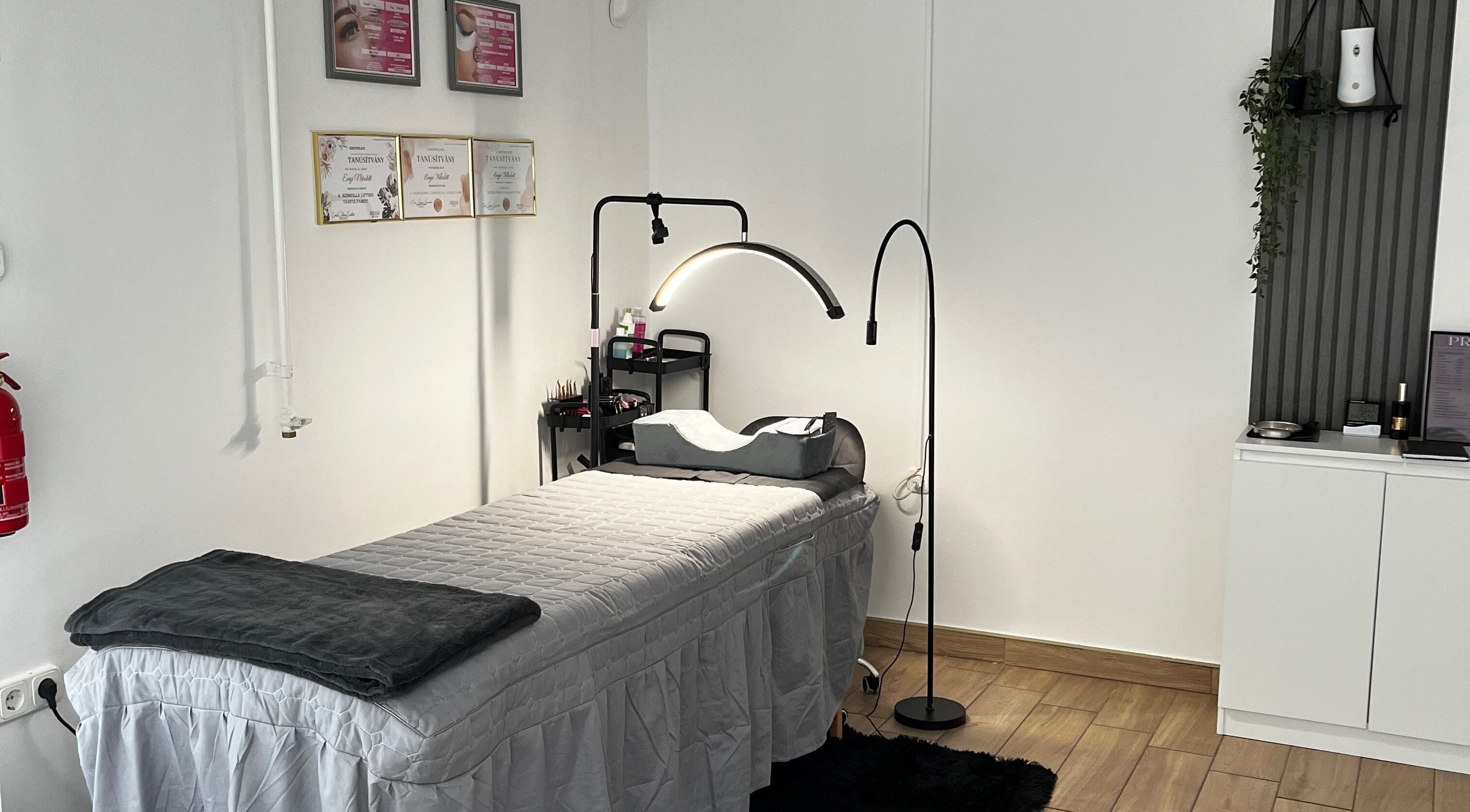 Noir Lashes by Niki szalonja Kiskunfélegyházán kényelmes kezelőággyal és elegáns dekorációval.