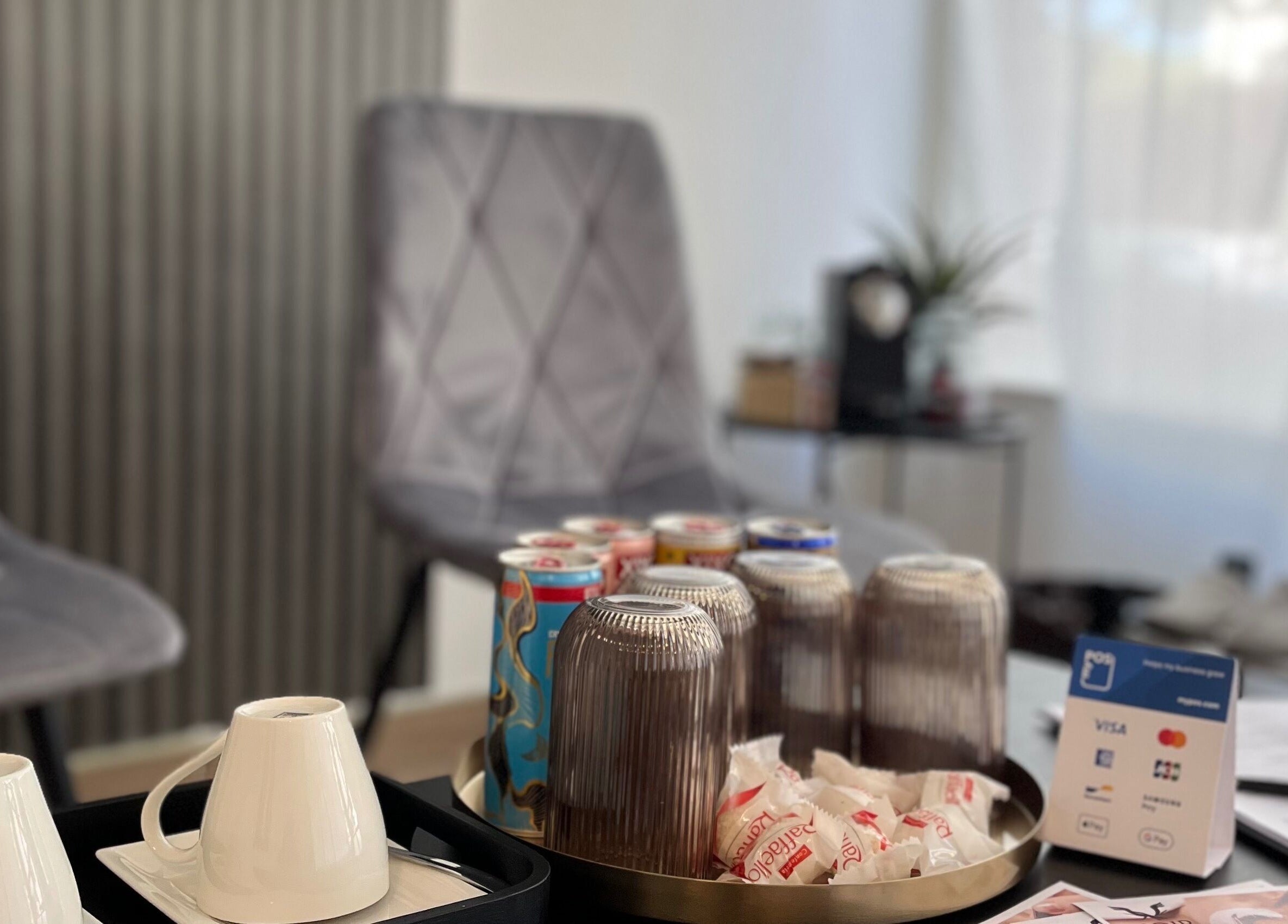 Kávé és üdítő választéka a váróban a Noir Lashes by Niki szalonban, Kiskunfélegyháza, HU.