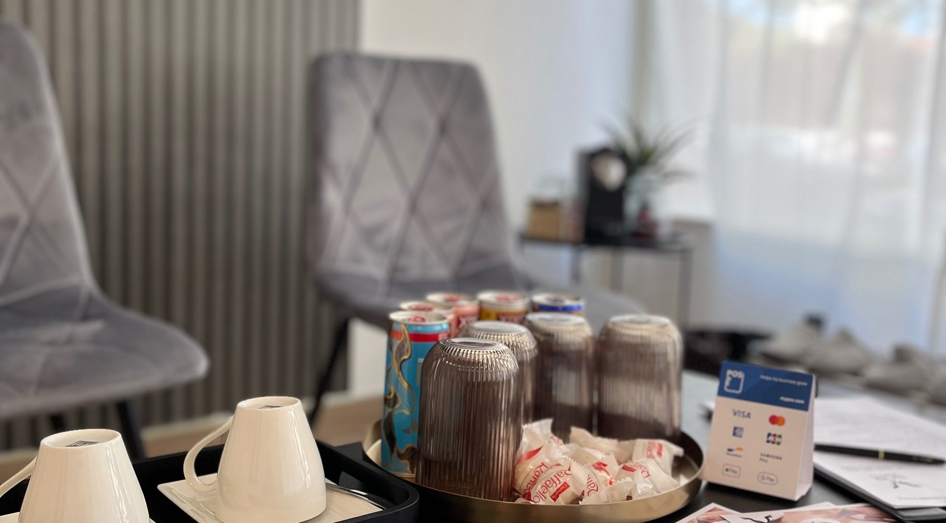 Kávé és üdítő választéka a váróban a Noir Lashes by Niki szalonban, Kiskunfélegyháza, HU.