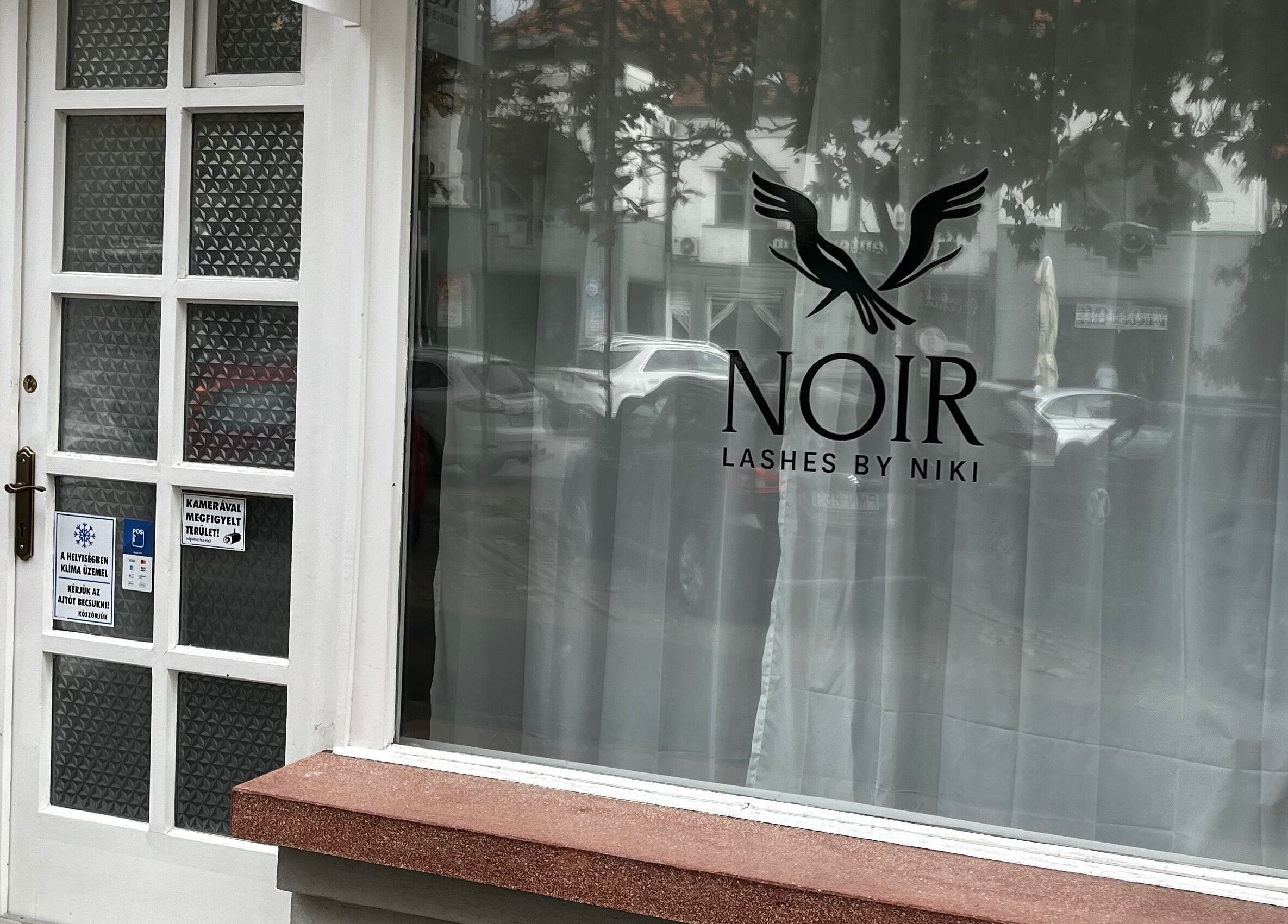 Noir Lashes by Niki szalon bejárata Kiskunfélegyházán, HU. Elegáns üvegajtó és logó.