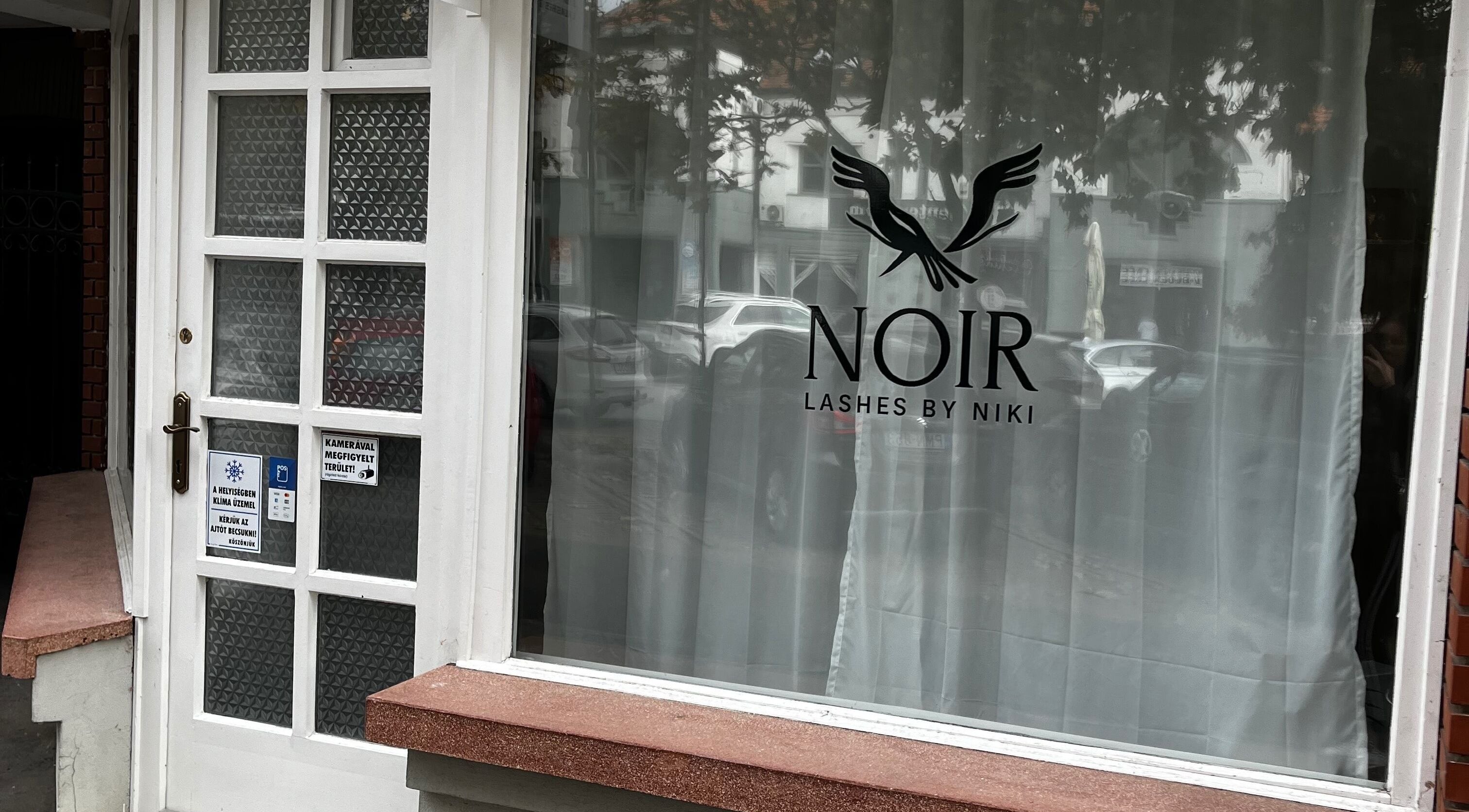 Noir Lashes by Niki szalon bejárata Kiskunfélegyházán, HU. Elegáns üvegajtó és logó.