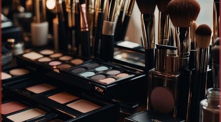 Makeup tools and palettes at Makeupbyawin, Puchong, Selangor, MY for expert beauty services.