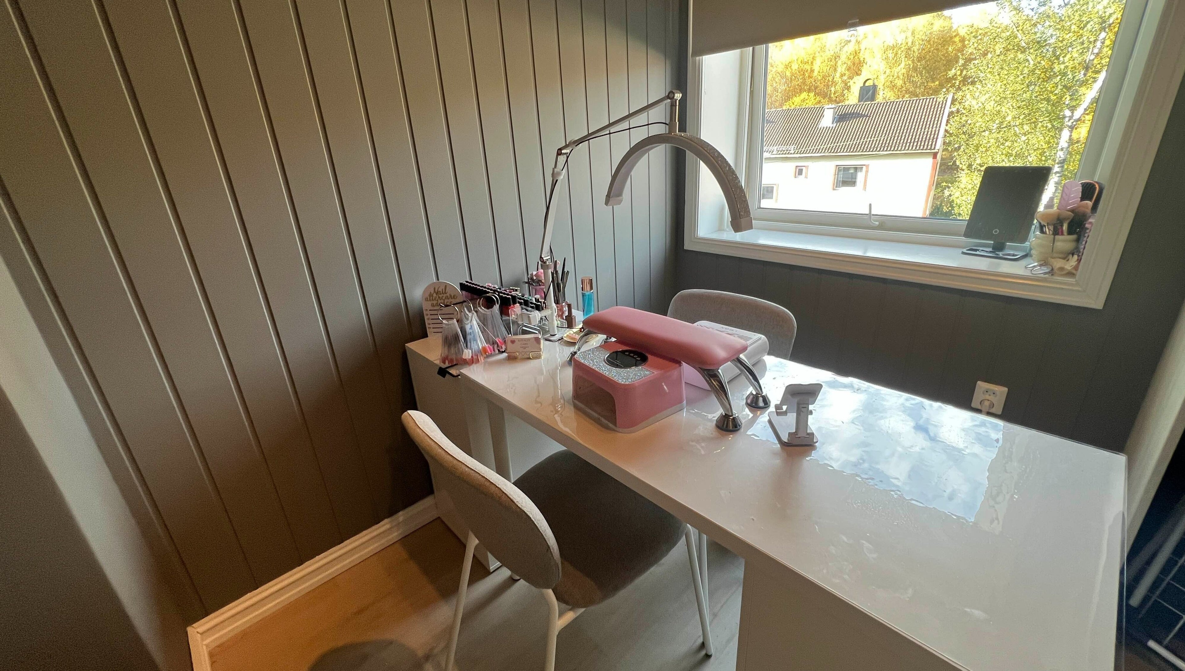 Koselig neglehjørne hos Nails By.Kntt i Oslo, Oslo, NO, med hvitt bord og negleutstyr.