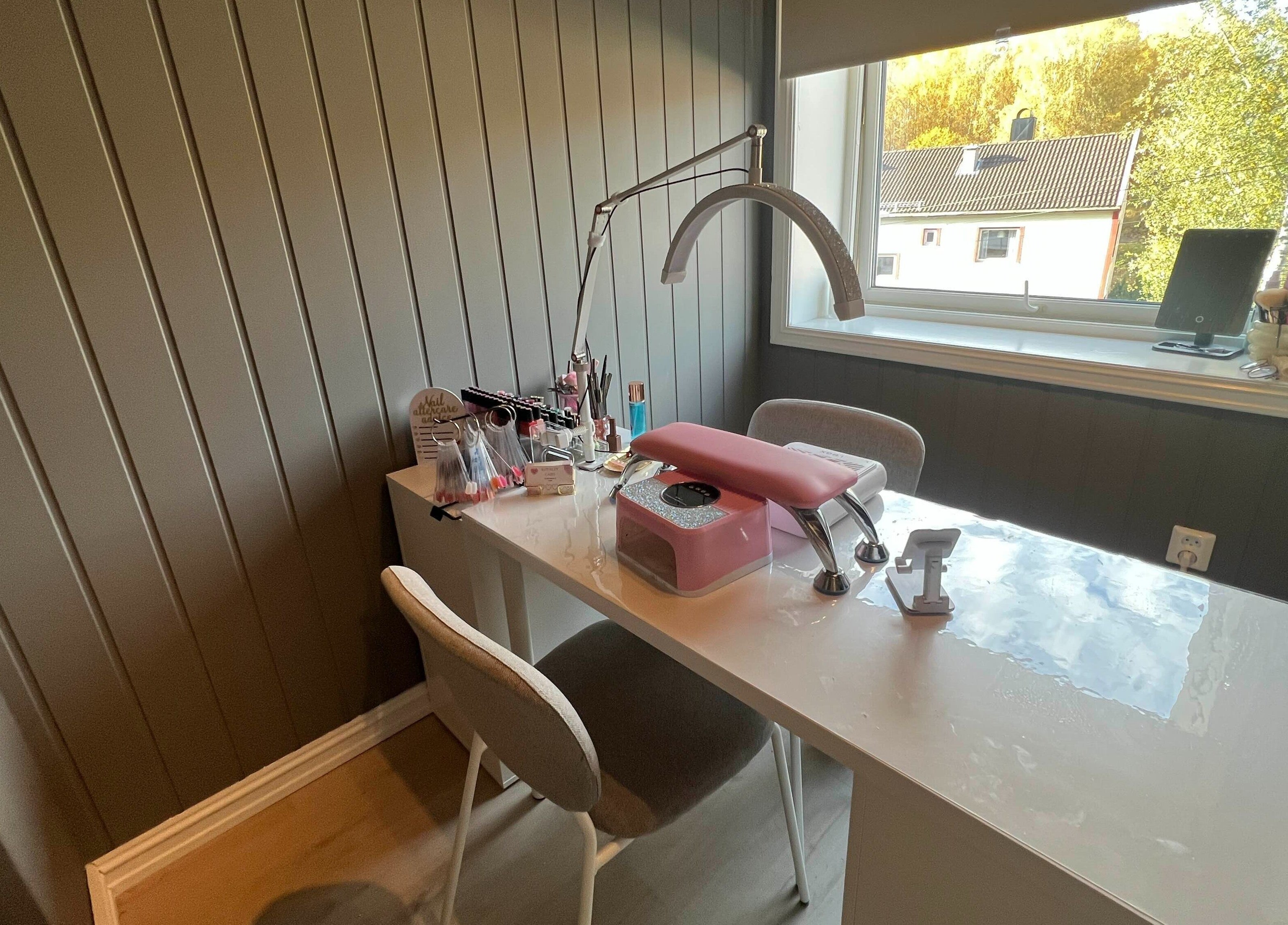 Koselig neglehjørne hos Nails By.Kntt i Oslo, Oslo, NO, med hvitt bord og negleutstyr.