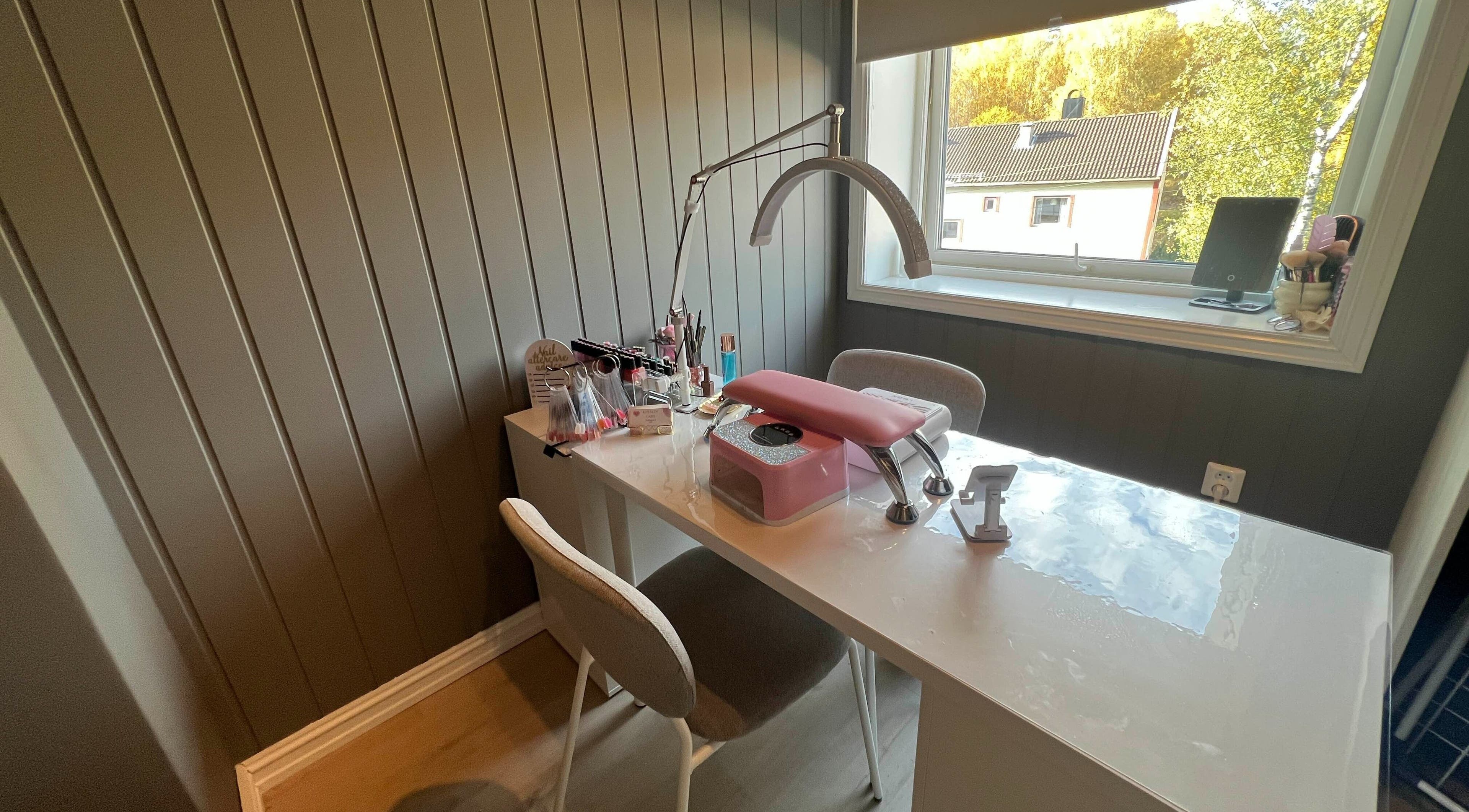 Koselig neglehjørne hos Nails By.Kntt i Oslo, Oslo, NO, med hvitt bord og negleutstyr.