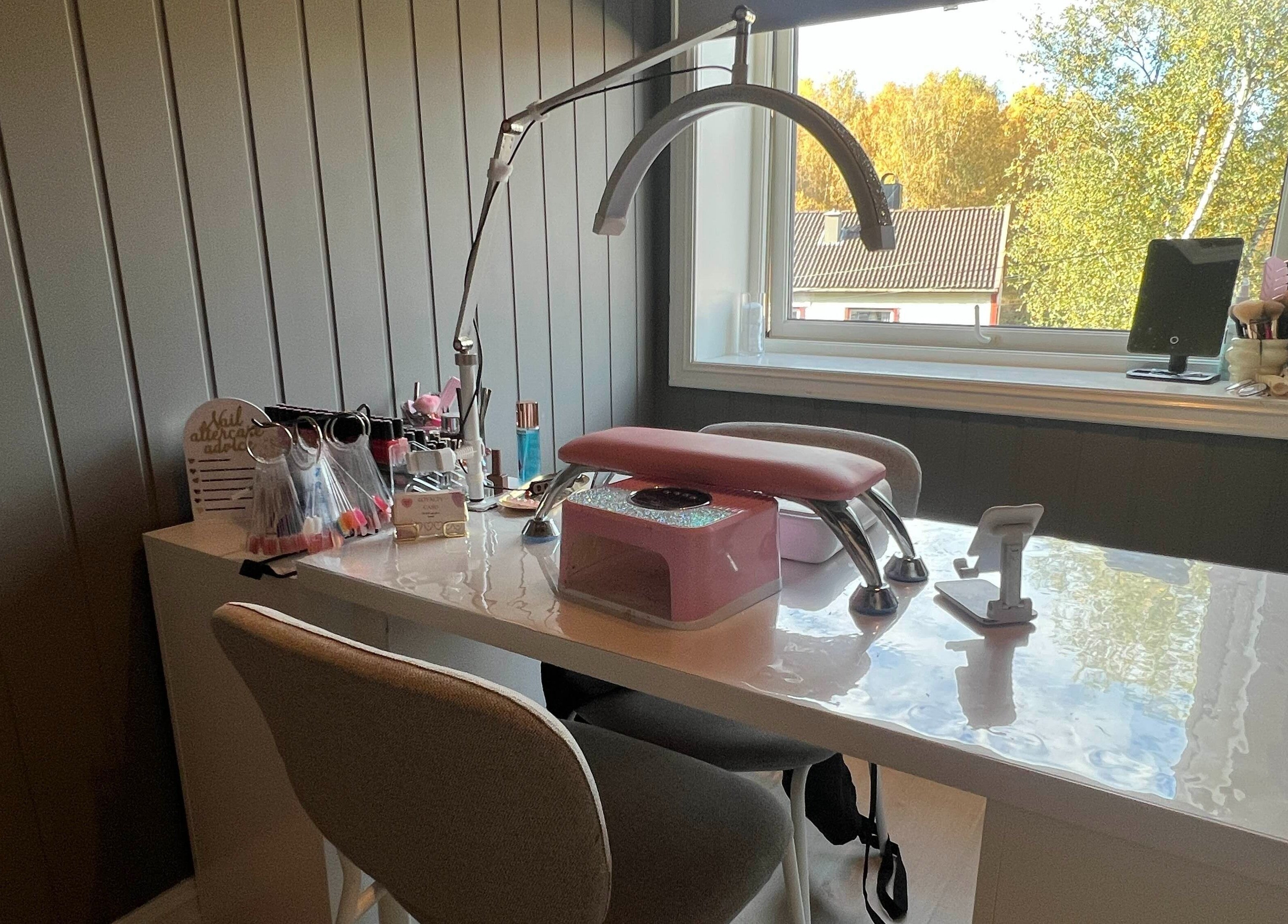 Profesjonell neglebord på Nails By.Kntt, Oslo, Oslo, NO, med moderne utstyr og naturlig lys.