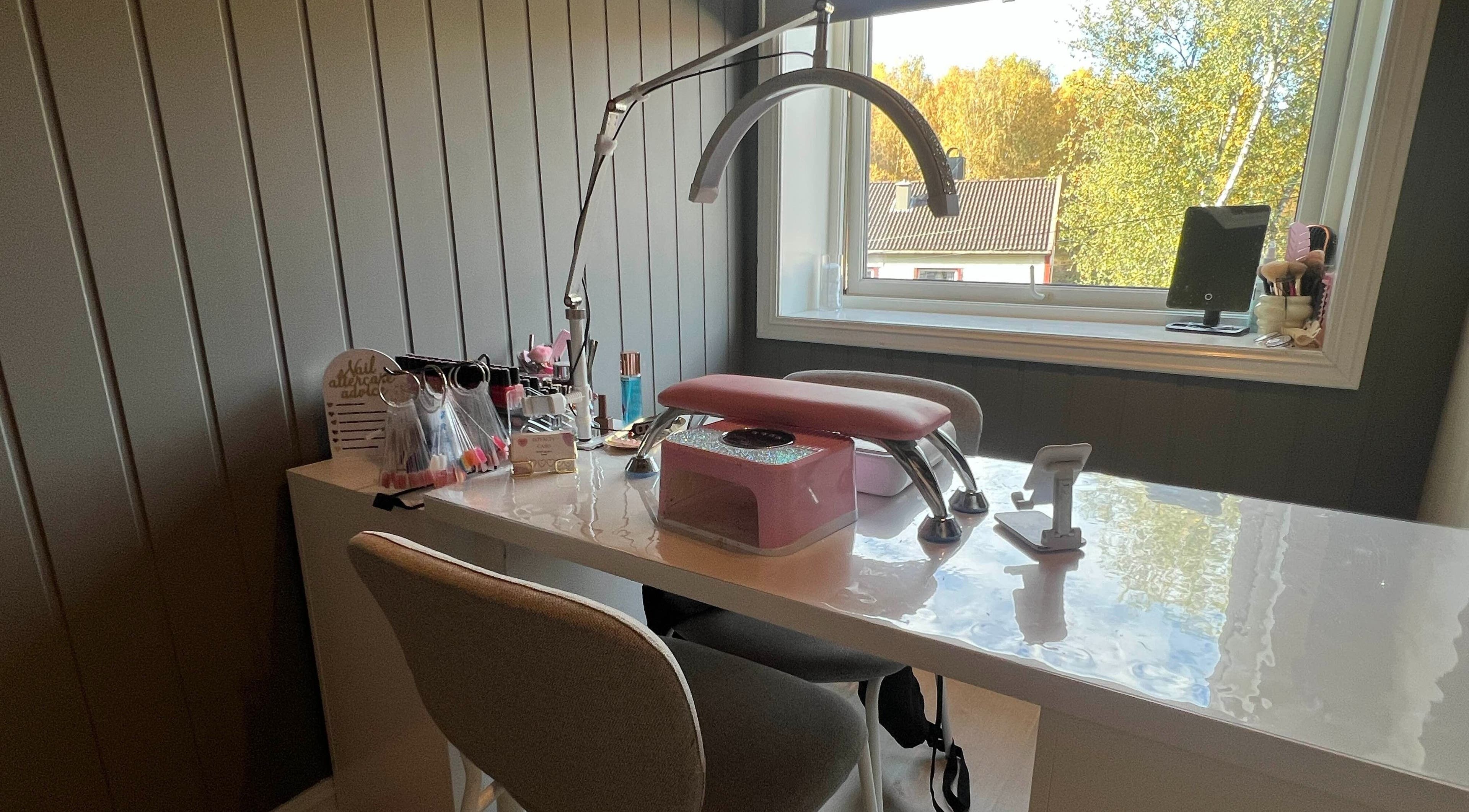 Profesjonell neglebord på Nails By.Kntt, Oslo, Oslo, NO, med moderne utstyr og naturlig lys.