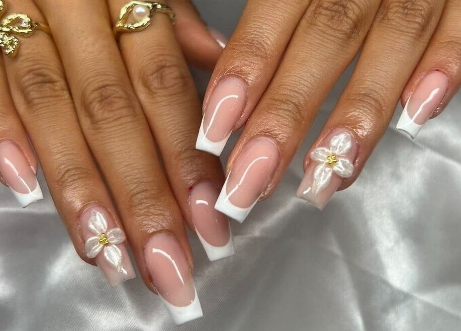 Elegant fransk manikyr med blomsterdesign hos Nails By.Kntt, Oslo, Oslo, NO.