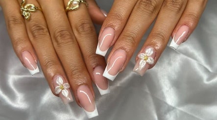 Elegant fransk manikyr med blomsterdesign hos Nails By.Kntt, Oslo, Oslo, NO.