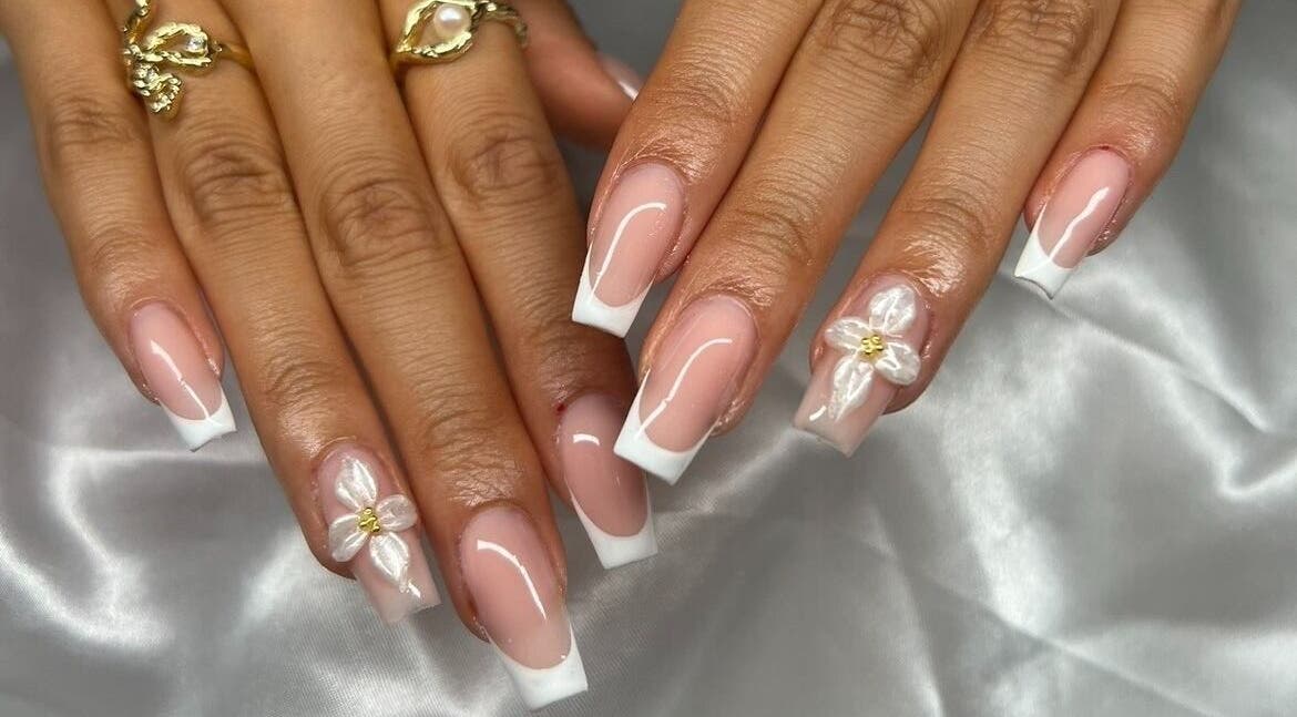 Elegant fransk manikyr med blomsterdesign hos Nails By.Kntt, Oslo, Oslo, NO.