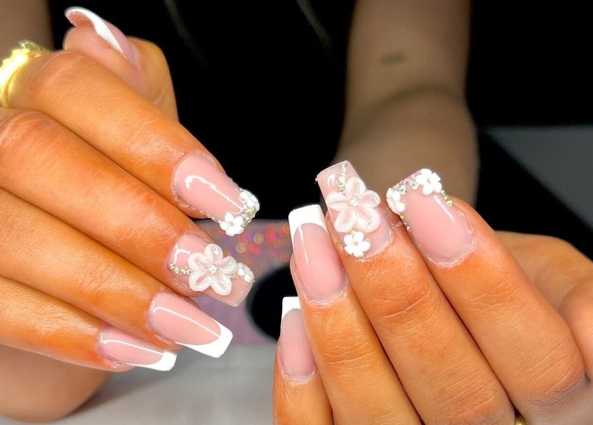 Vakre fransk manikyr med 3D-blomster design hos Nails By.Kntt i Oslo, Oslo, NO.