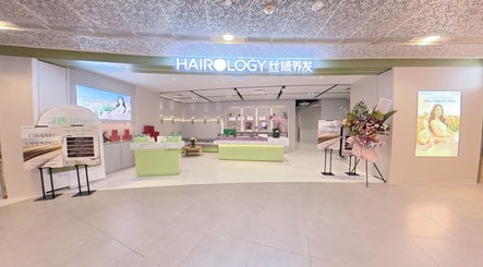 HAIROLOGY丝域养发新加坡店入口，现代时尚设计和温馨氛围。