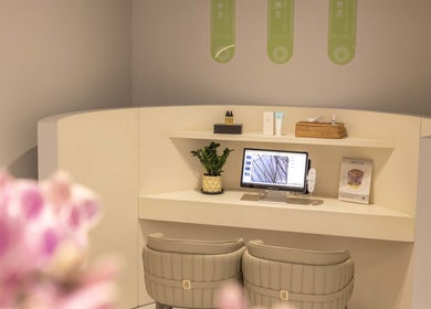 HAIROLOGY丝域养发，新加坡，新加坡，SG的舒适咨询空间，展示精美装饰与先进设备。
