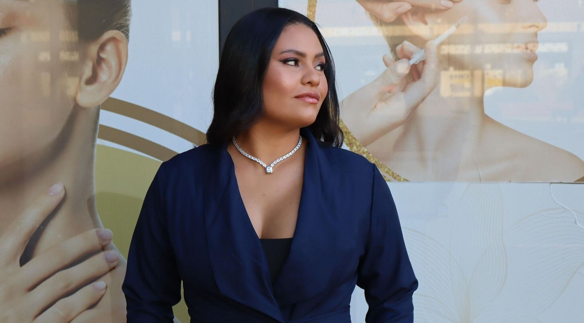 Mulher elegante em Tropical Beeauty, Amsterdam, Noord-Holland, NL, vestindo colar sofisticado.