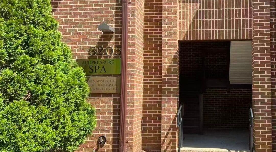 Entrance of Acupressure Spa with green signage in Burke, Virginia, US.