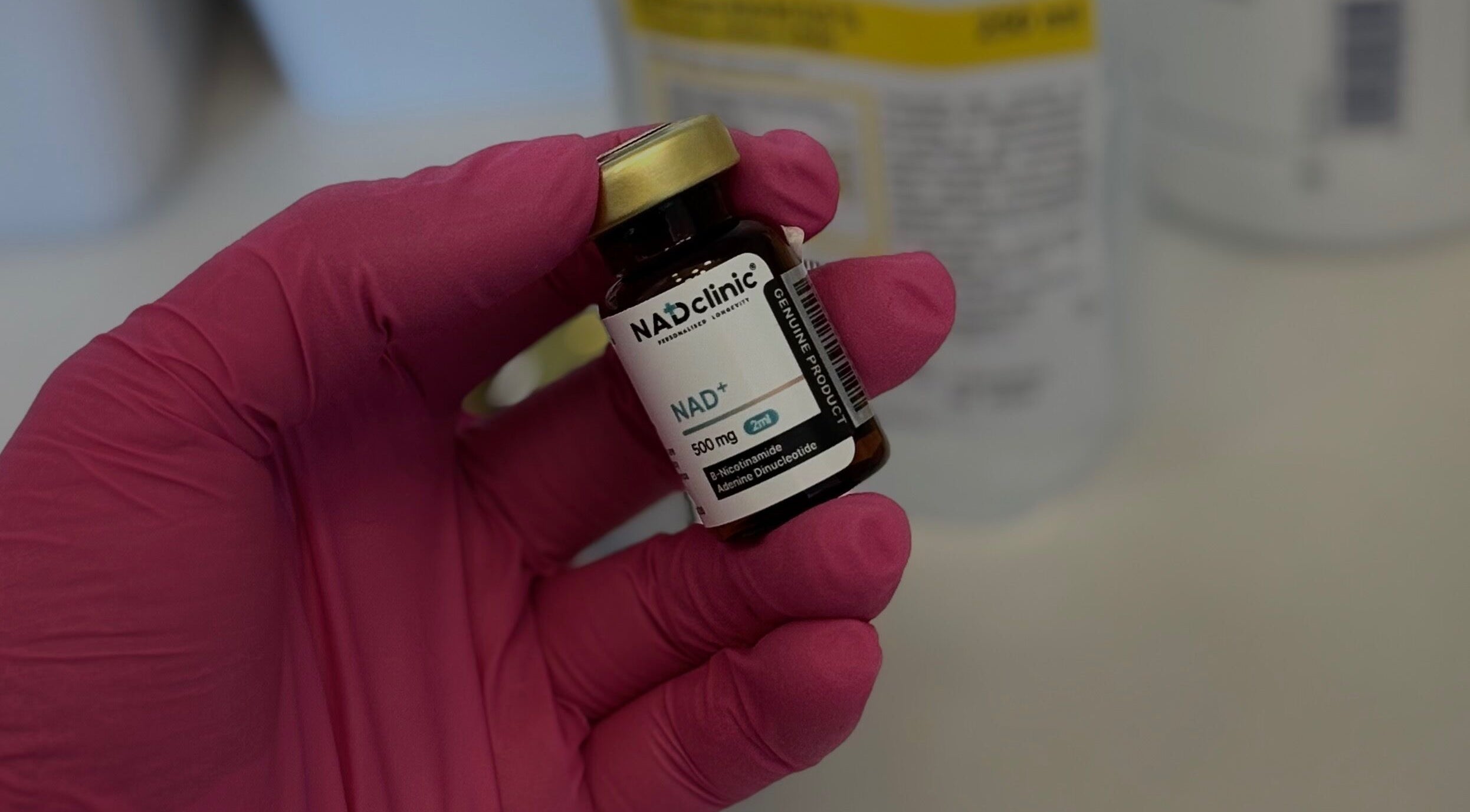 Rózsaszín kesztyűs kéz tart üvegcsét a DoktorHáz Perfect Look-ban, Budapest, Magyar, HU.