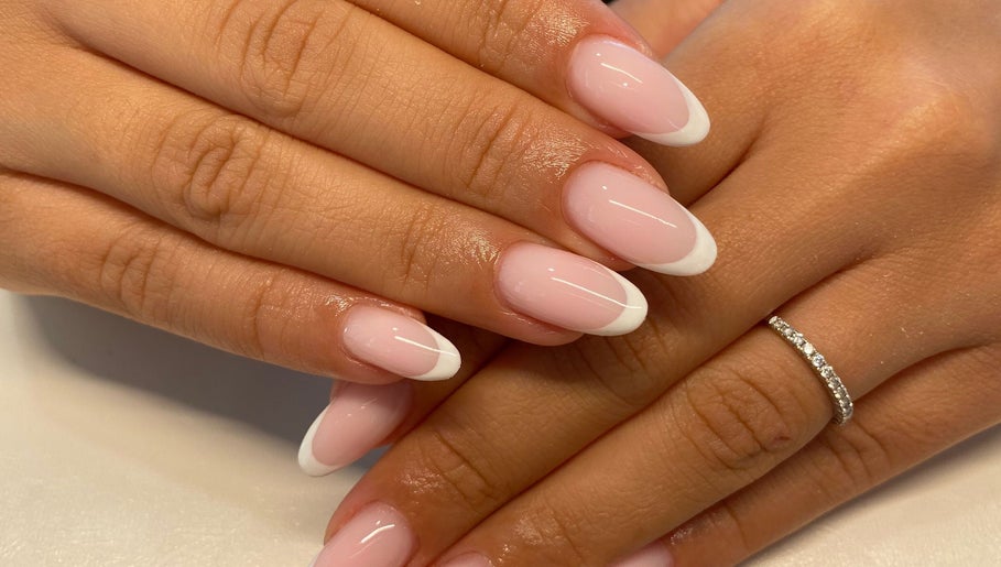 Des ongles français impeccables à MAISON ANG, Avignon, Provence-alpes-côte D'azur, FR.