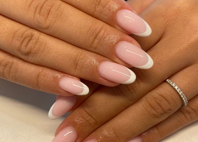 Des ongles français impeccables à MAISON ANG, Avignon, Provence-alpes-côte D'azur, FR.