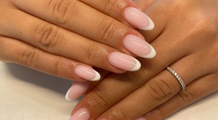 Des ongles français impeccables à MAISON ANG, Avignon, Provence-alpes-côte D'azur, FR.
