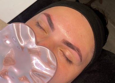 Soin du visage au MAISON ANG à Avignon, Provence-alpes-côte D'azur, FR. Client détendu avec masque.