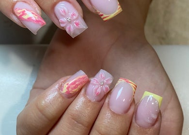 Nail art floral vibrant à MAISON ANG, Avignon, Provence-alpes-côte D'azur, FR. Ongles roses avec détails artistiques.