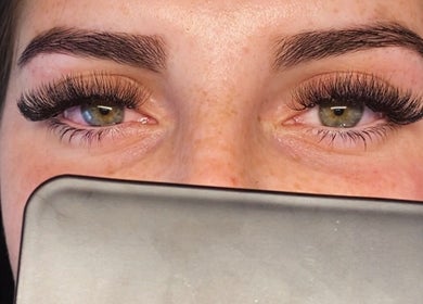 Extension de cils à MAISON ANG, Avignon, Provence-alpes-côte D'azur, FR, offrant un look glamour.