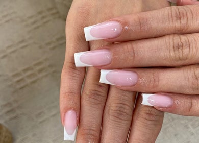 Ongles French manucurés à MAISON ANG, Avignon, Provence-alpes-côte D'azur, FR, magnifique finition.