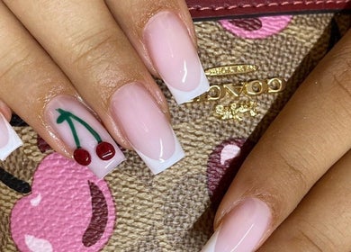 Nail art délicat avec motif cerise chez MAISON ANG, Avignon, Provence-alpes-côte D'azur, FR.