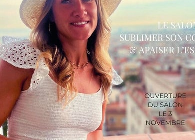 Femme souriante en robe blanche avec vue panoramique, Blue Moon Institut, Lorient, Bretagne, FR.