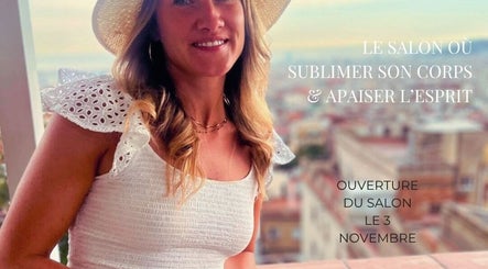 Femme souriante en robe blanche avec vue panoramique, Blue Moon Institut, Lorient, Bretagne, FR.